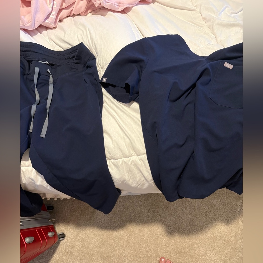 FIGS set navy Catarina v neck top large, Zamora joggers large petite